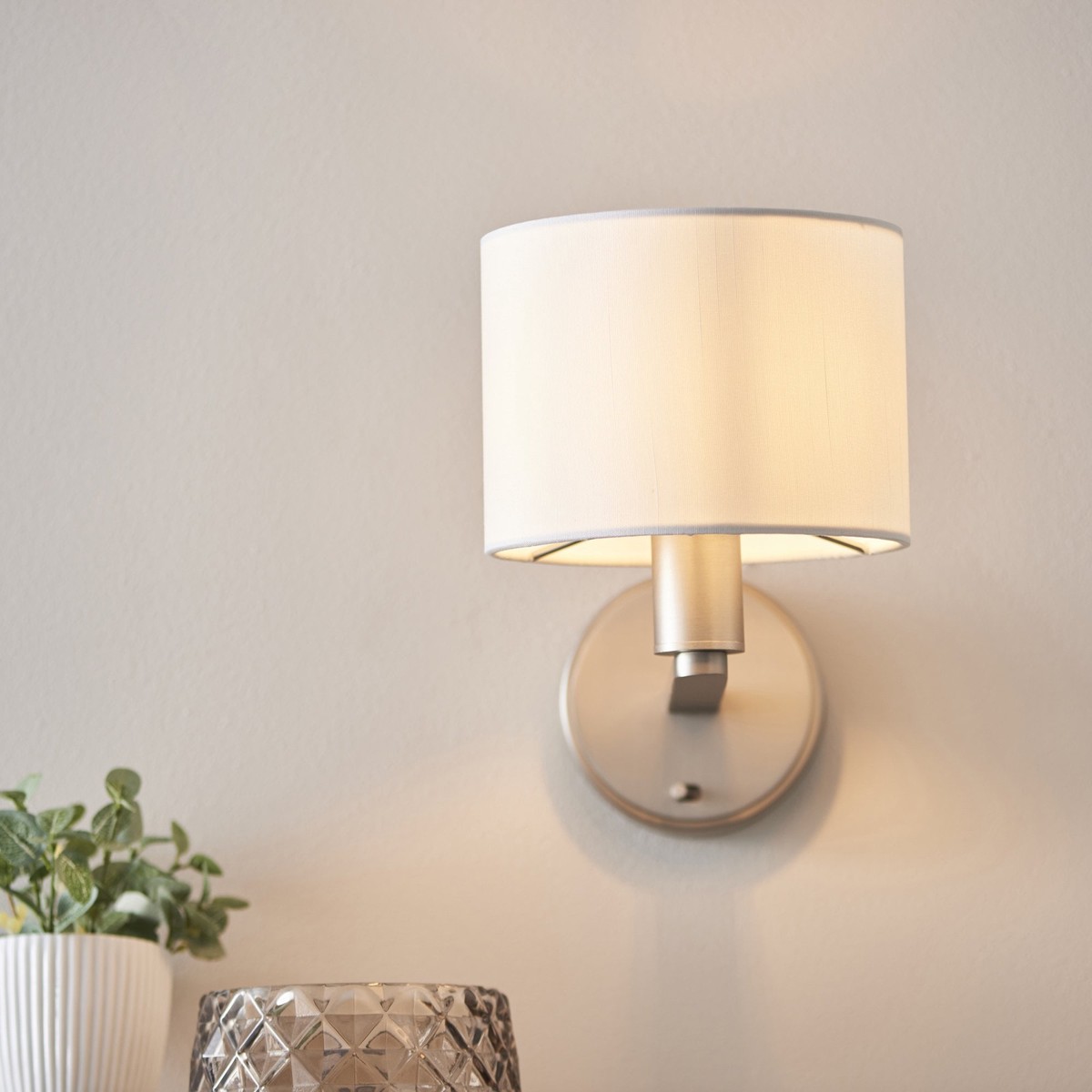 61608 Daley Indoor Wall Shade